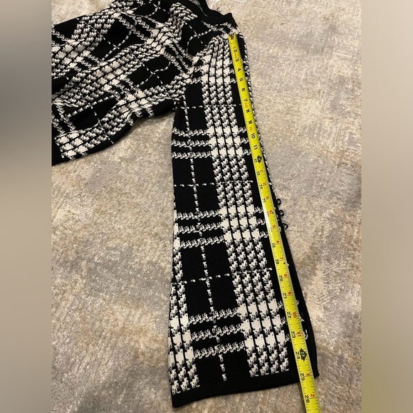 New York & Company Black &White Window Pane Open Bell Sleeve Sweater Size Large - Picture 10 of 11
